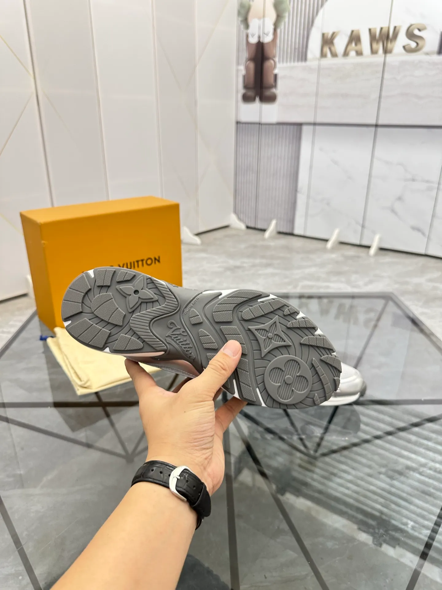 Men's shoes: 💰P660¥ Top quality Product trademark: LV* "Louis Vuitton*" low-top casual shoes Regular size: 35-44 (can be customized to 45.46) Couple style Product materials: Upper imported cowhide stitching original material, breathable lining, original outsole. Number: H218